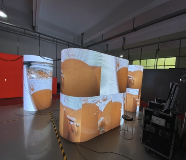 Pantallas LED curvas flexibles para instalaciones personalizadas